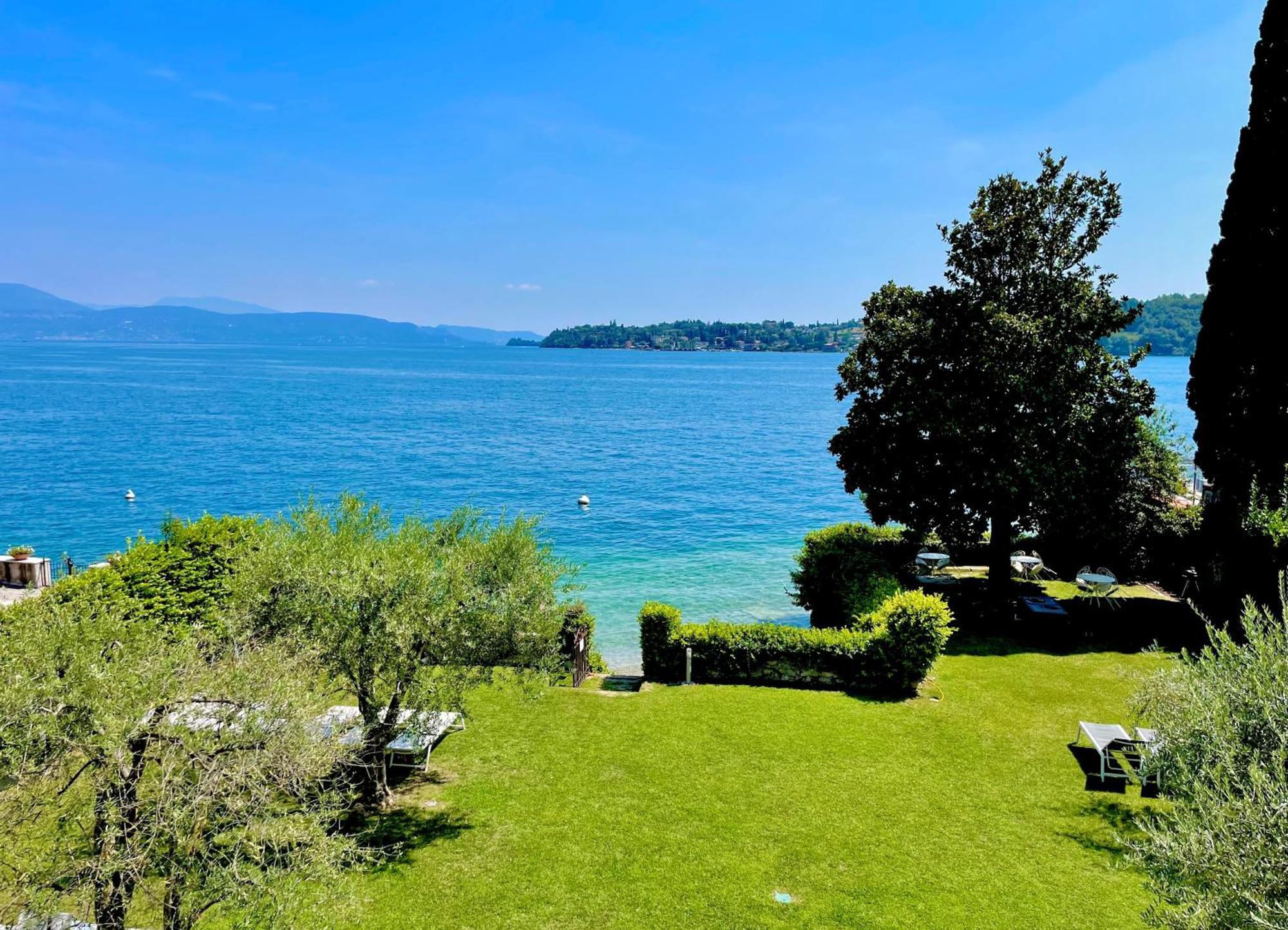 Luxury Lakeside Apartment Right On The Water Salò Esterno foto