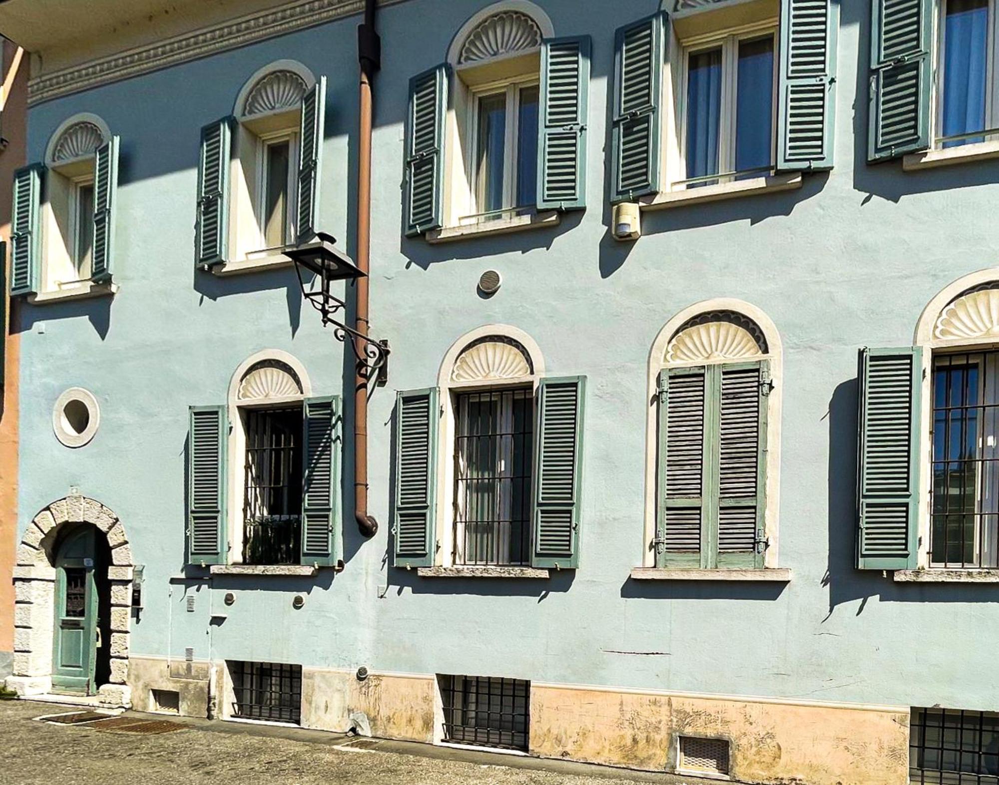 Luxury Lakeside Apartment Right On The Water Salò Esterno foto