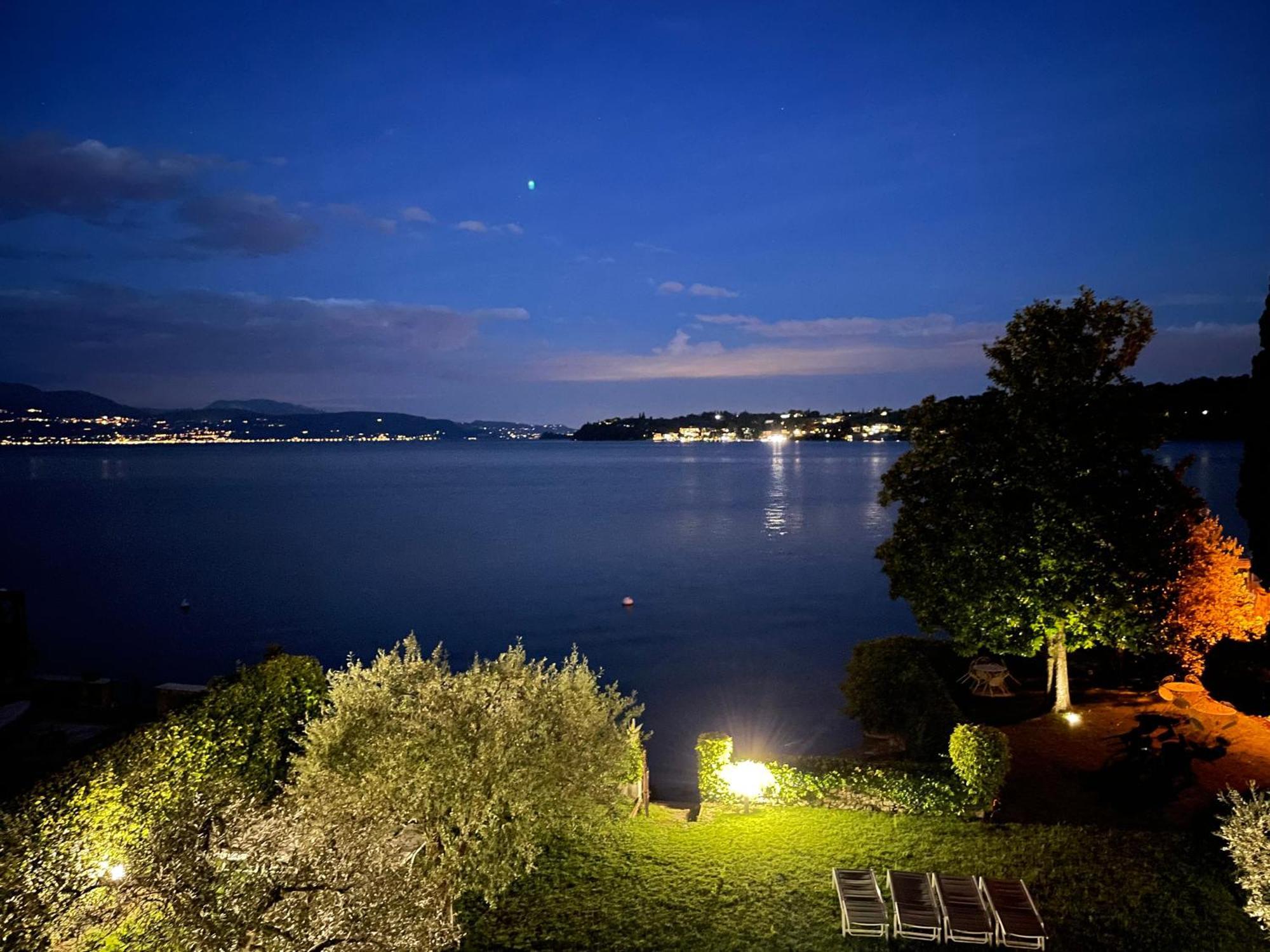 Luxury Lakeside Apartment Right On The Water Salò Esterno foto