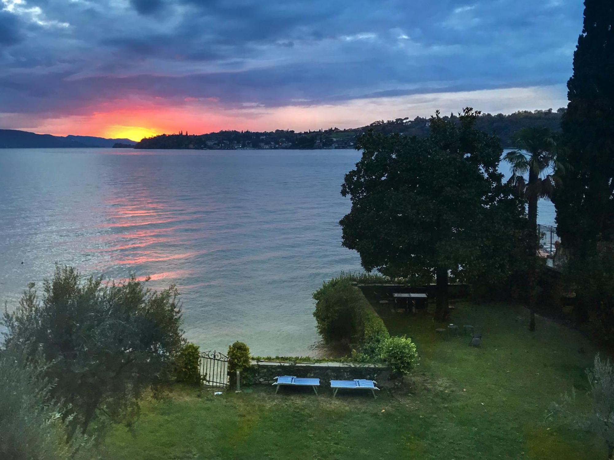 Luxury Lakeside Apartment Right On The Water Salò Esterno foto