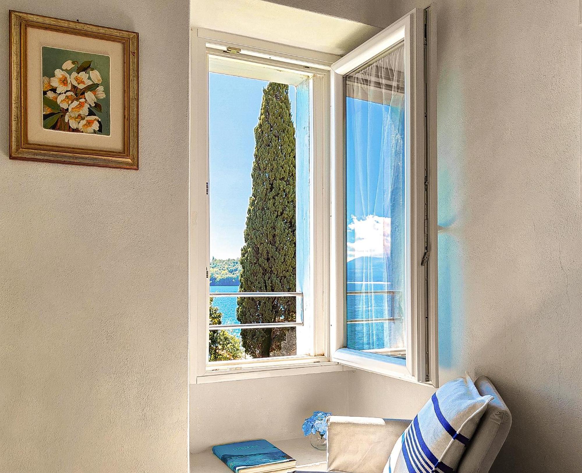 Luxury Lakeside Apartment Right On The Water Salò Esterno foto