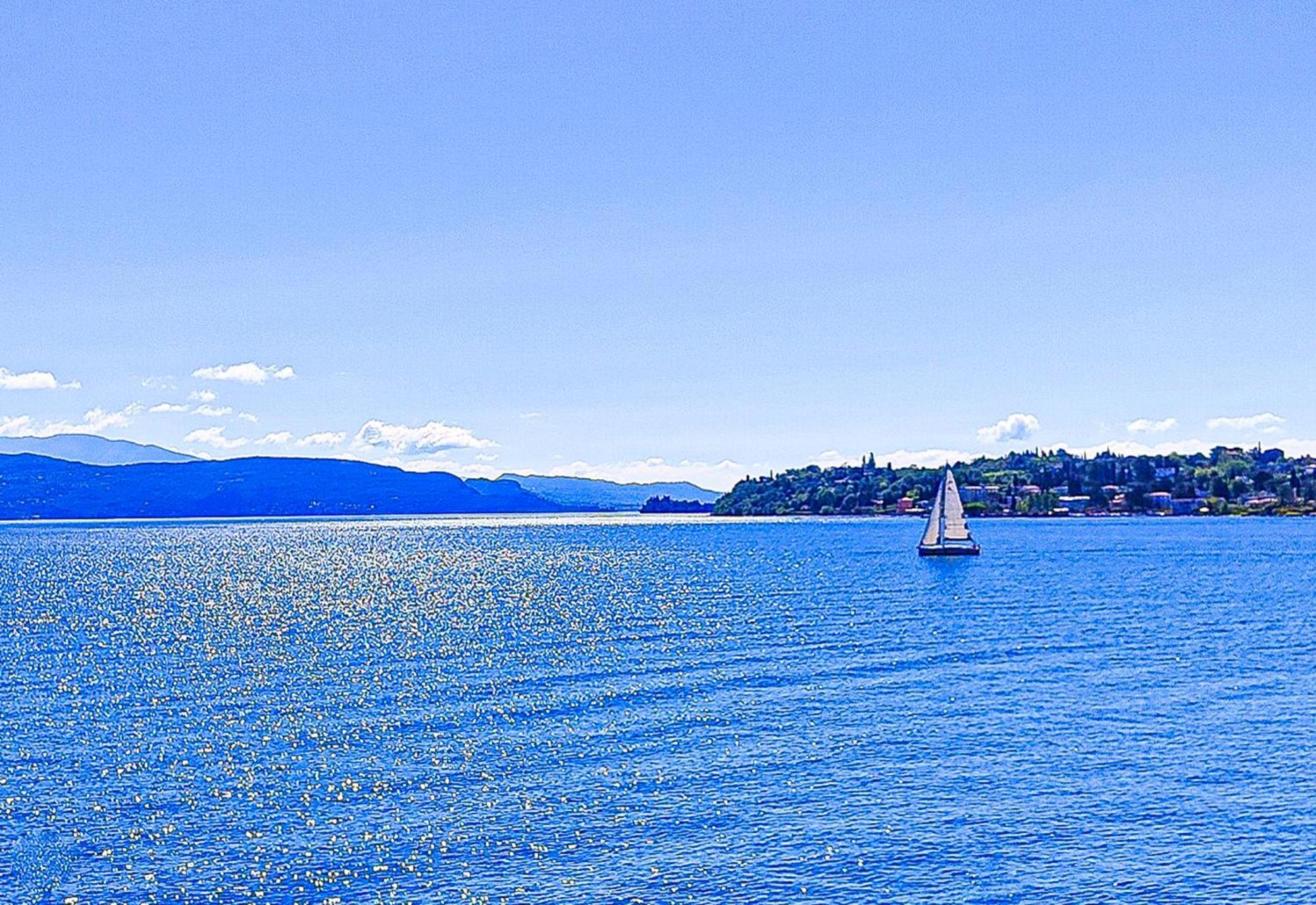 Luxury Lakeside Apartment Right On The Water Salò Esterno foto