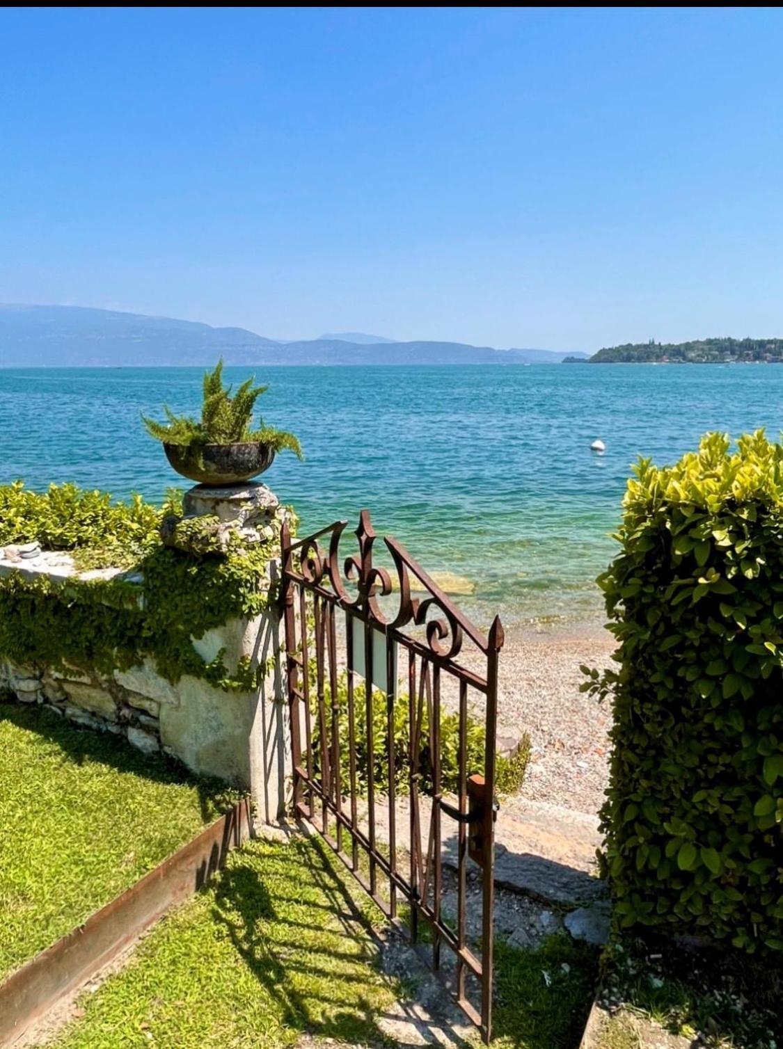 Luxury Lakeside Apartment Right On The Water Salò Esterno foto