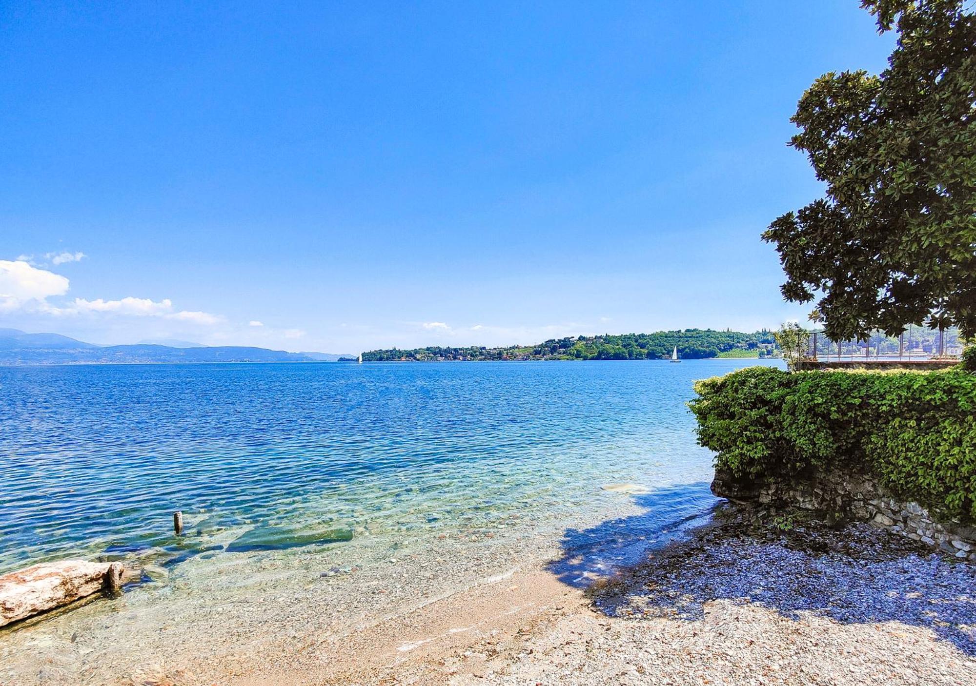 Luxury Lakeside Apartment Right On The Water Salò Esterno foto
