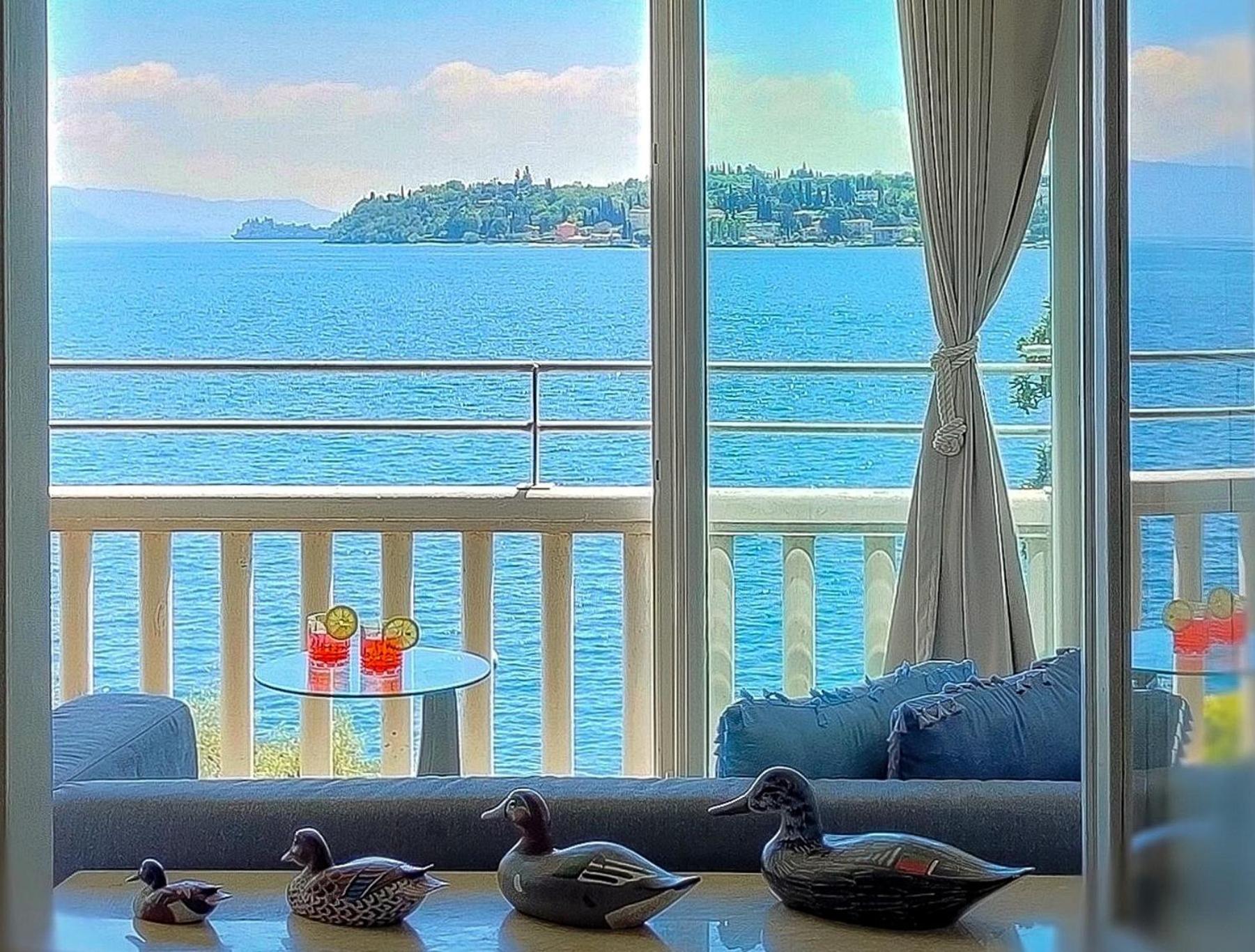Luxury Lakeside Apartment Right On The Water Salò Esterno foto
