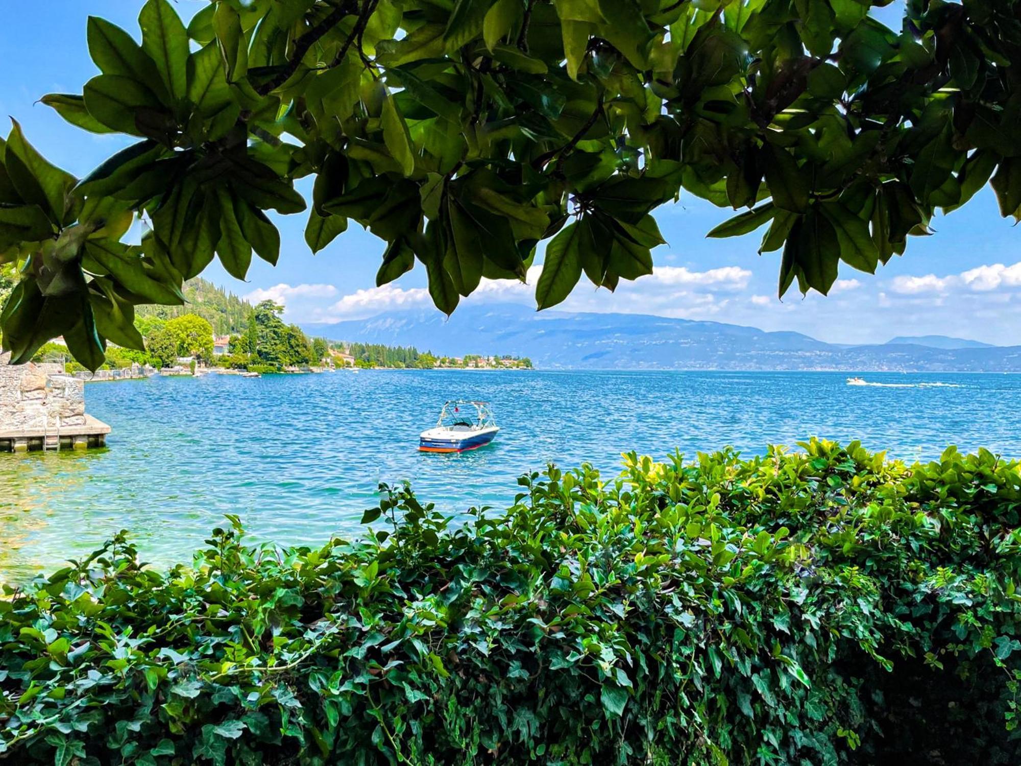 Luxury Lakeside Apartment Right On The Water Salò Esterno foto