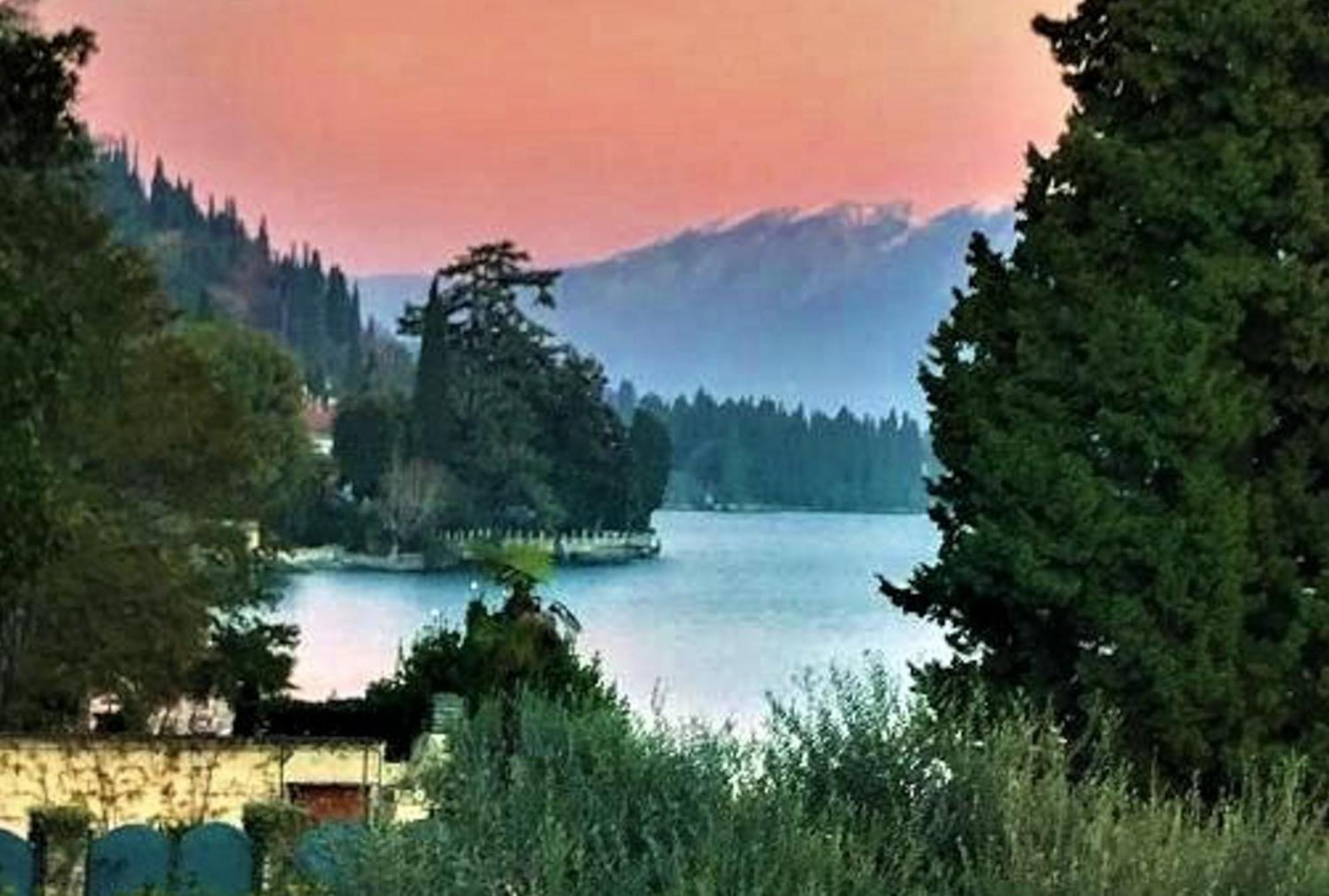 Luxury Lakeside Apartment Right On The Water Salò Esterno foto