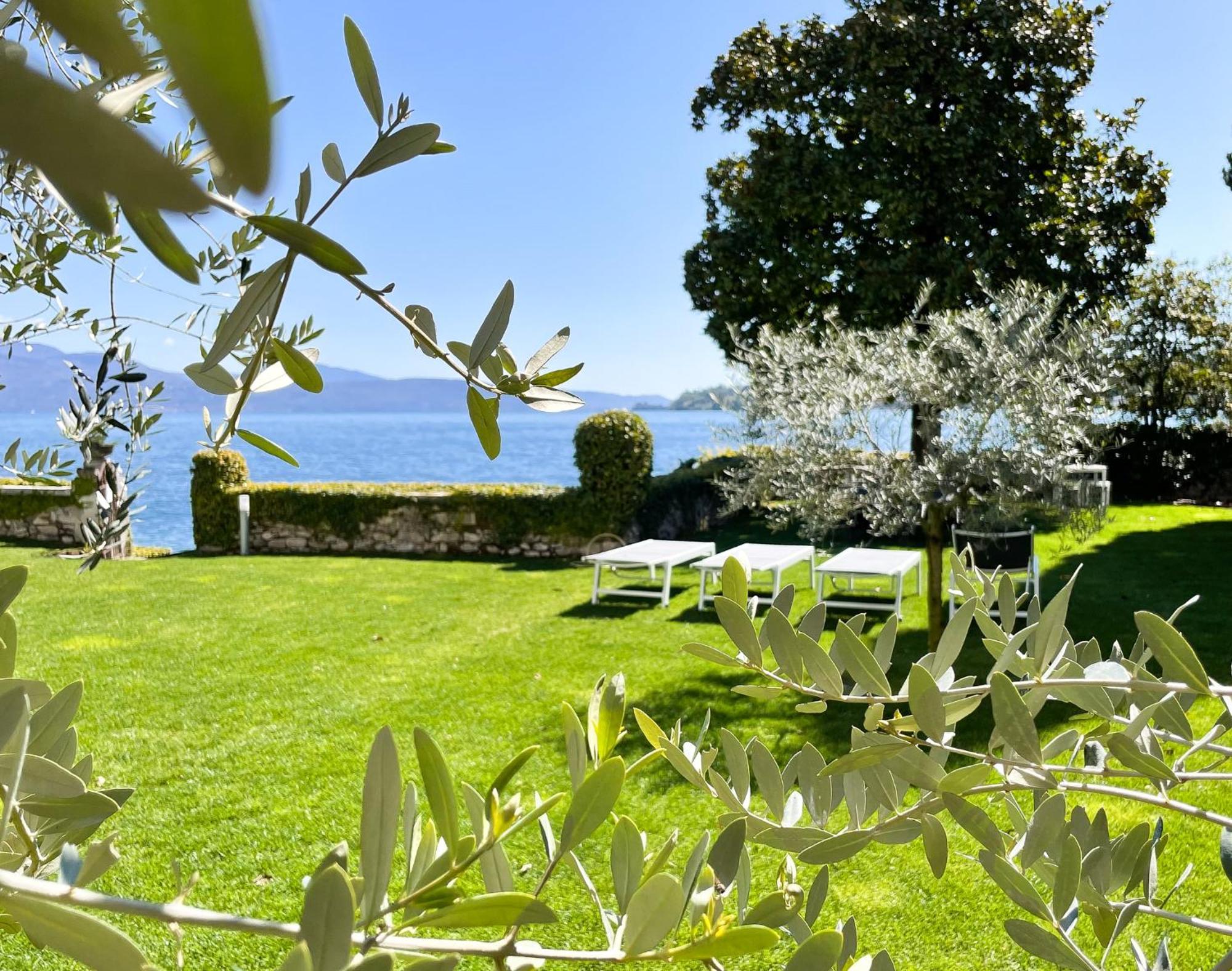 Luxury Lakeside Apartment Right On The Water Salò Esterno foto