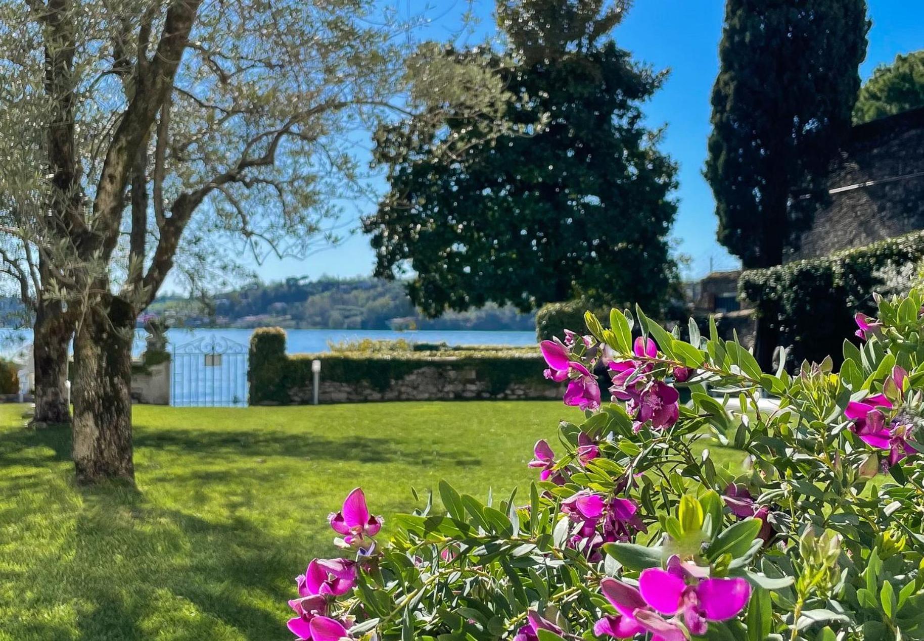 Luxury Lakeside Apartment Right On The Water Salò Esterno foto