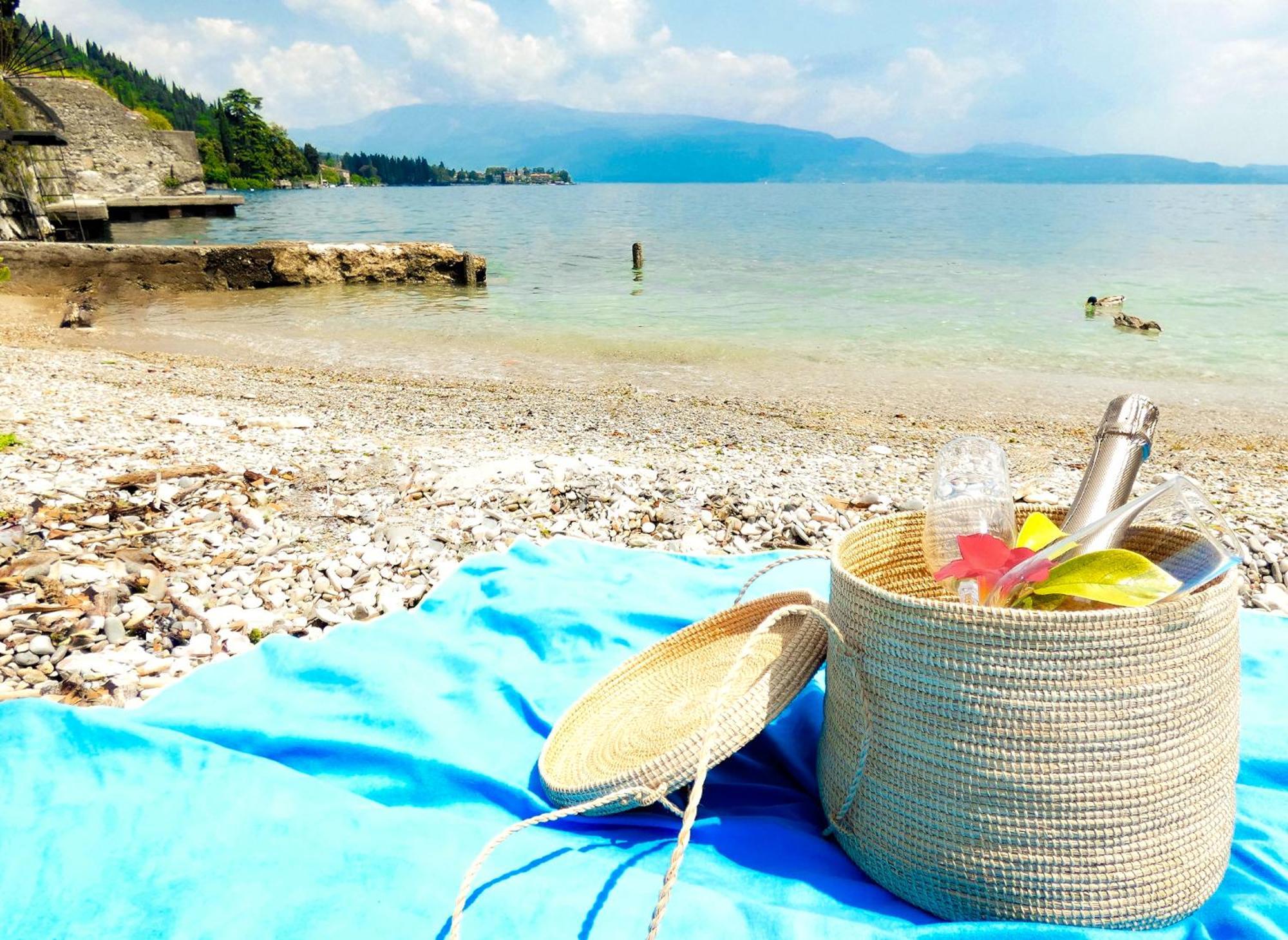 Luxury Lakeside Apartment Right On The Water Salò Esterno foto