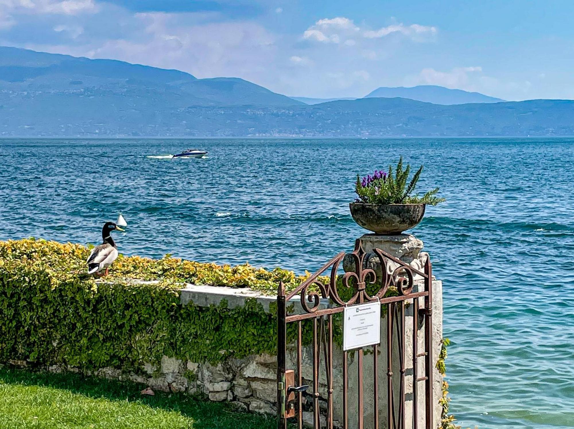 Luxury Lakeside Apartment Right On The Water Salò Esterno foto