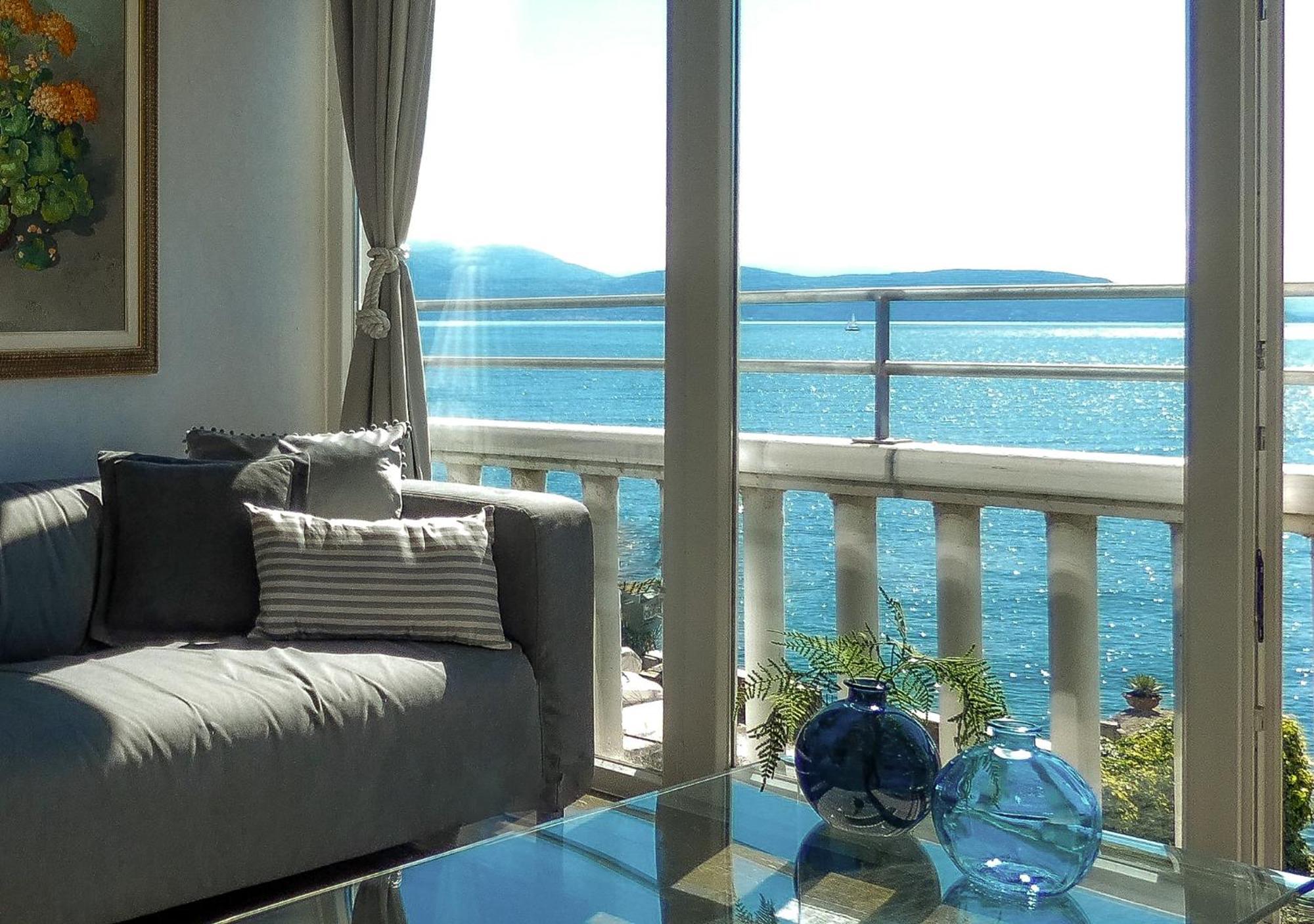 Luxury Lakeside Apartment Right On The Water Salò Esterno foto